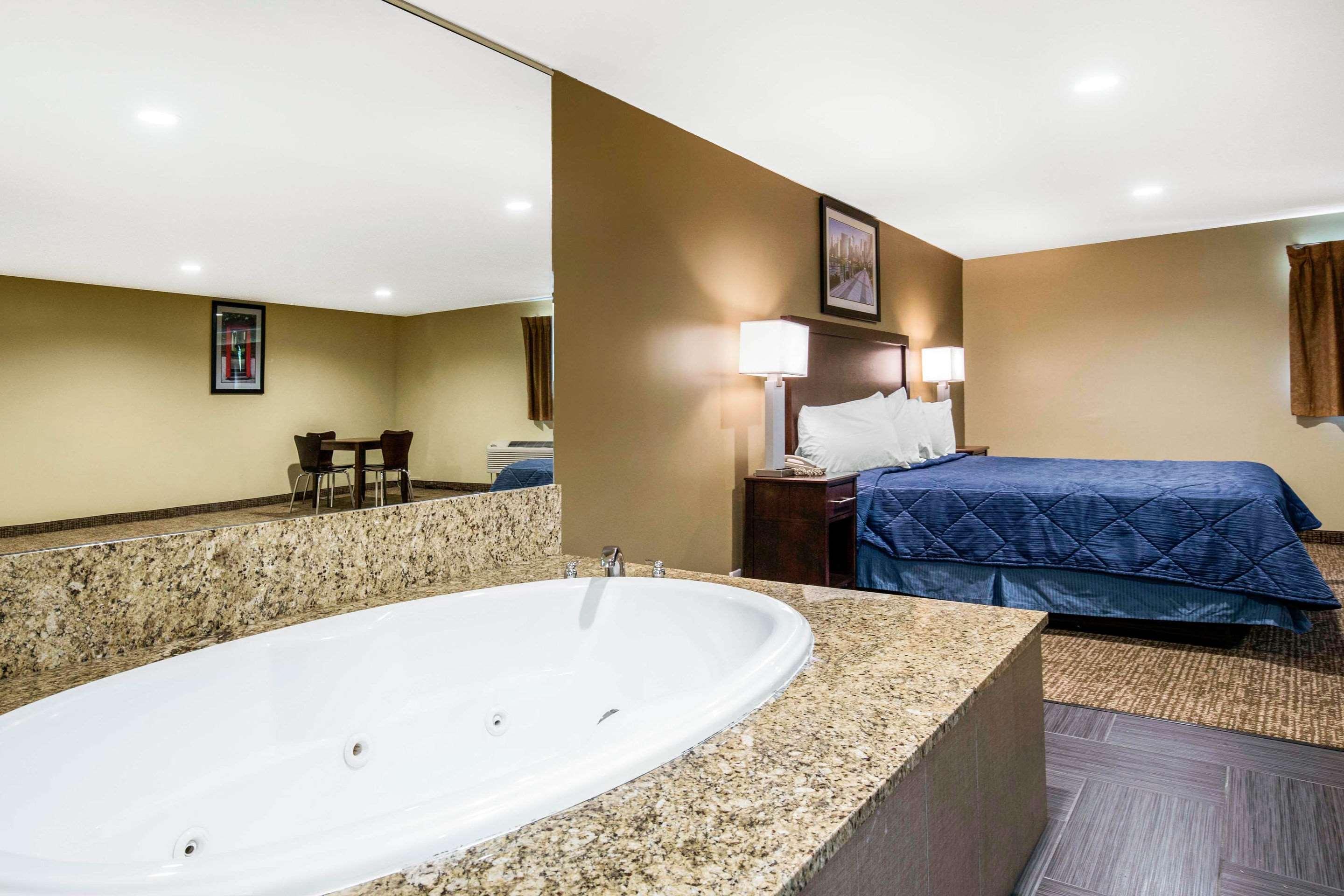 Rodeway Inn Lyons - La Grange Екстериор снимка