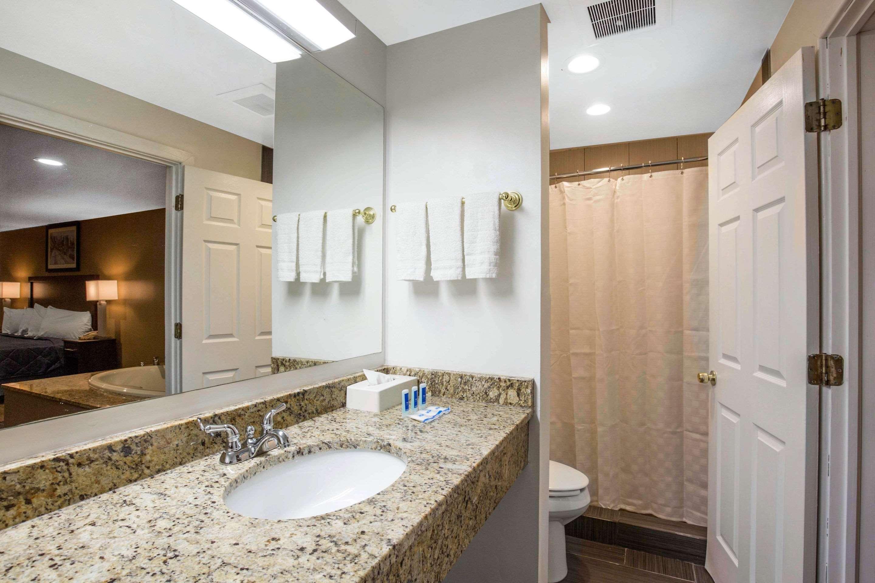 Rodeway Inn Lyons - La Grange Екстериор снимка